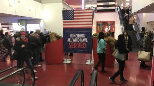 11.11. firas singlarna i Kina, och veteranerna i USA. Också kommersiellt. Skylt i varuhuset: USA hedrar alla som tjänstgjort i militären