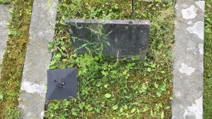 Om inget görs övergår säkert också den här graven småningom till Raseborgs kyrkliga samfällighet. Oskött grav.