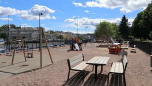 På somriga dagar är lekparken fylld med småbarn och deras föräldrar. Men när det regnar blir det en resa till Mylly eller Hoplop i stället. vy över en sandig lekplats i åbo i fint sommarväder.