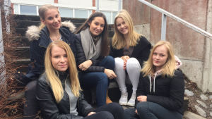 Ida, Elin, Emma, Miranda och Karolina undrar varför alla modeller måste vara så smala. Det är onaturligt, anser de. fem flickor sitter på trappa