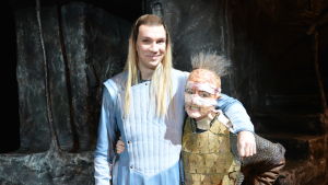 Olli Rahkonen som spelar Legolas och Tom Bombadill och Anna Victoria Eriksson som spelar Arwen, Guldbär och orcher. Legolas och en orch på Sagan om ringen på stadsteatern i Åbo.