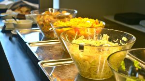 Maten som serveras är av god kvalitet, även om den slängts bort. Lunchbuffet.
