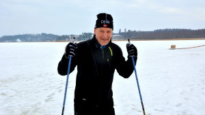 Risto Vainio gillar att skida på isen under vintern. skidåkaren risto vainio som skidar på isen