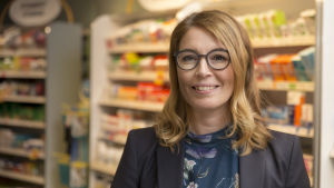 Charlotta Sandler är farmaceutisk chef vid Apotekarförbundet. Apteekkariliiton Charlotta Sandler.