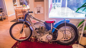 Den här Jawan från år 1990 hade inte startats en enda gång då Harry köpte den. En speedwaymotorcykel i ett vardagsrum.