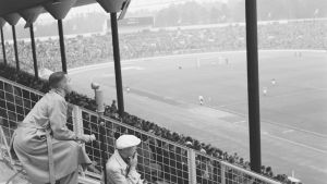 Helsingin olympiastadion on satojen tuhansien muistojen areena, joka vihittiin käyttöön 1938. Helsingin olympiastadion. Jalkapallo-ottelu. Katsomo. Mikrofonin ääressä urheiluselostaja Enzio Sevón