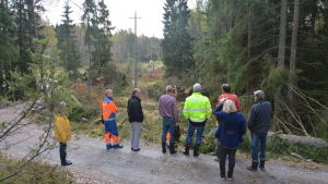 Representanter från Caruna och Relacom inspekterar röjningsarbetena tillsammans med markägare. Representanter från Caruna och Relacom inspekterar avverkningsplatser på Skåldö.