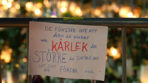 Två personer dog och åtta skadades i samband med attacken. En skylt vid minnesplatsen för Åboattacken.