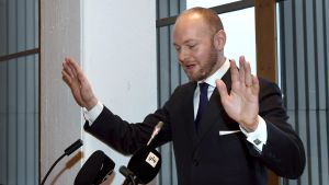Svenskfientliga ställningstaganden. Kulturminister Sampo Terho får kritik från den tidigare undervisningsministern Taxell. Sampo Terho håller tal strax efter att han valts till ordförande på Blå framtids partistämma i Tammerfors.