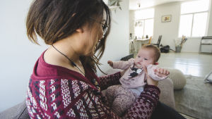 Emilia är beredd att bekämpa orättvisor och diskriminering. Emilia Jansson håller upp dottern Junia.