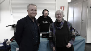 SFP:s Marcus Rantala (t.v.) och De grönas Kati Juva (t.h.) besökte Yle Huvudstadsregionens Ted Urho för att diskutera motionen om narkotikarummen. Marcus Rantala (SFP) och Kati Juva (De Gröna) gästade Yle Huvudstadsregionen på Malms flygplats och diskuterade säkra rum för narkotikabruk samt flygplatsens framtid.