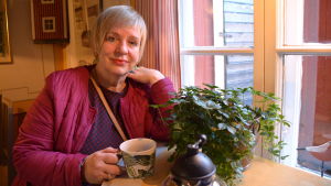 Airi Kallio har restaurerat fem gamla trähus. Restaurerare Airi Kallio i sitt tehus i Borgå