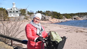 Birgitta Grönholm har ingen egen båt men tycker det ska vara möjligt för Hangöbor att dra upp sina småbåtar på stränderna. Birgitta Grönholm