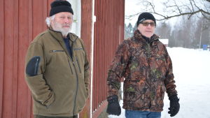 Vargspår har setts mitt i Övermark by, vid huset där församlingen ordnar barnverksamhet Jägarna Ola Knös och Sven Eklund står vid Övermark församlings barnklubb, där man sett spår av varg