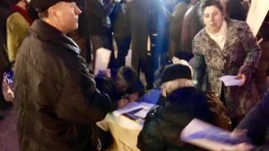 Demonstranter mot en kompromiss i namntvisten med Grekland skriver under en namninsamling under ovannämnda demonstration. Demonstranter i Skopje, Makedonien skriver under en adress mot alla sorters kompromisser med Grekland i namntvisten angående landets namn.