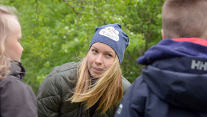 Hanna Enlund, programledare för Undra sa flundra. Hanna Enlund spelar in Undra sa flundra.