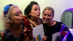Ida Henrikson, Catariina Salo och Anna Forth tog emot priset. Ida Henrikson, Catariina Salo och Anna Forth.