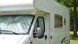 En campingplats saknas i Nagu. Husbil med gardinerna nerdragna och vindrutan täckt.