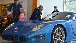 I april 2016 kunde västnylänningarna bekanta sig med Toroidion i en bilaffär i Horsbäck. Superelbilen visades upp i Special Mobil.