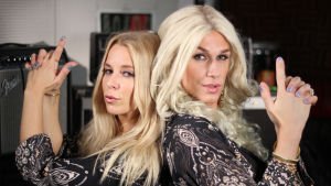 Krista möter Krista. Krista Siegfrids samt Christoffer Strandberg utklädd till Krista Siegfrids poserar