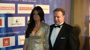 De närmaste anhöriga har varit till hjälp då det är svårt. Här är Kanerva tillsammans med Elina Kiikko. Elina Kiikko och Ilkka Kanerva