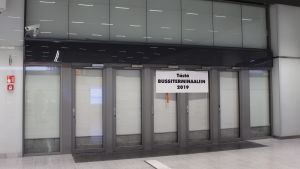 Bussterminalen i Hagalund blir klar först om ett drygt år. En skylt där det står att bussterminalen ska öppna 2019 på tillbommade dörrar