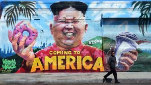 Kim Jong Un i västerländsk mundering på väggmålning i Los Angeles. Kim Jong un på en humoristisk väggmålning i Los Angeles, med en donits och en milkshake i handen