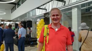 Marko Ranne tror att det utvidgningen av köpcentret är bra för konkurrensen. Besökare Marko Ranne var glad över att köpcentrumet äntligen har öppnat. Han står inne i köpcentrumet med ballonger i bakgrunden.