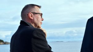 Taneli Vuorinen från Cinia Group står och väntar på att kabeln ska anlända. Taneli Vuorinen från Cinia Group ser ut över havet i väntan på att sjökablen ska anlända.