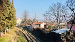 Tåget från Skopje till Veles går över bergen. Järnvägsspåren går rakt igenom staden Veles i Makedonien.