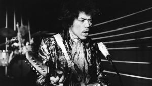 Jimi Hendrix Yleisradion "Pop-kontrasteja" -ohjelman nauhoituksissa 22.5.1967. Yhdysvaltalainen rock-muusikko Jimi Hendrix soittaa sähkökitaraa Yleisradion "Pop-kontrasteja" -televisio-ohjelman nauhoituksissa 22.5.1967.
