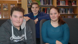 Joacim Oksanen, Viggo Henelius och Olivia Numminen vill ha förebilder och mångsidiga fritidsaktiviteter. Ungdomarna Joacim Oksanen, Viggo Henelius och Olivia Numminen i biblioteket i Kimito