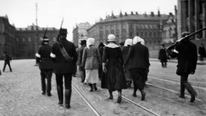 Kvinnliga fångar på Järnvägstorget på väg från Hyvinge till Helsingfors. Kvinnliga förs fångar från Hyvinge till Helsingfors 1918. Bilden från Järnvägstorget.