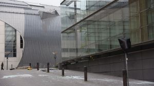 Fönster gick sönder i centrala Helsingfors. Stormen Kiira knäckte fönsterglas i Helsingfors.