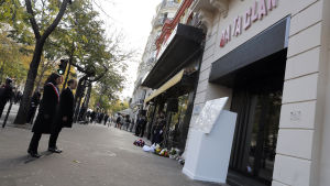 Frankrikes president Emmanuel Macron och Paris borgmästare Anne Hidalgo hedrar offren för terrorattentaten utanför konsertlokalen Bataclan. Frankrikes president Emmanuel Macron och Paris borgmästare Anne Hidalgo hedrar offren för terrorattentaten utanför konsertlokalen Bataclan.