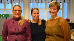 Skolgångsbiträde Eva Salminen och lärarna Heidi Sourander samt Meri Järnström. Tre kvinnor i ett klassrum.