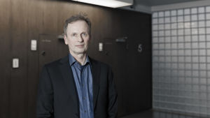 – Det kunde vara bra att diskutera ifall narkotikabruk ska vara olagligt eller om man kunde hjälpa brukarna mer ifall användning dekriminaliserades, säger Kimmo Nuotio, professor i straffrätt vid Helsingfors universitet. Kimmo Nuotio