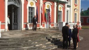 Mike Pence hälsar på de tre baltiska statscheferna. Estlands president Kersti Kaljulaid, Lettlands president Raimond Vejonis, USA:s vice president Mike Pence och Litauens president Dalia Grybauskaite i Tallinn 2017.