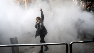 Flera av demonstrationerna ledde till våldsamheter mellan demonstranterna och myndigheterna. Demonstrant står bland tårgas med lyft knuten näve.