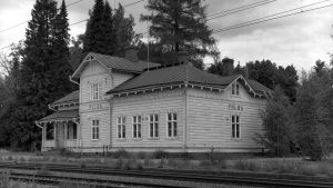 Stationsbyggnaden på 1980-talet. Stationen utvidgades åren 1874 och 1915. Mustavalkoinen arkistokuva vanhasta puisesta rautatieasemasta.