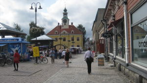 Passagerare kan inte i nuläget åka tåg till Raumo. Stadsbild av gamla raumo med den kännskapa gula stenkyrkan i mitten.