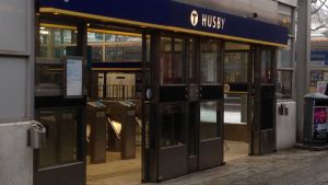 Kvinnor är mer beroende av kollektivtrafik och trygga tunnelbanestationer. Kvinnor är mer beroende av kollektivtrafik och trygga tunnelbanestationer.