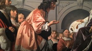 Den persikofärgade kappan i sidentyg är dekorerad med skimrande glaspärlor i Caesar van Everdingens målning. Människor i 1600-tals kläder möts i en festsal.