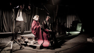 Martin Bahne, Iida Kuningas och Robert Enckell i Mästaren och Margarita. Foto från Mästaren och Margarita på Viirus.