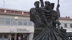 Framför kommunkansliet i Pyhäjoki står en staty till minnet av tidigare generationers arbete Framför kommunkansliet i Pyhäjoki står en staty till minnet av tidigare generationers arbete