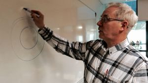 Mats Lindberg har undervisat nya företagare under många års tid. Mats Lindberg ritar en cirkel på tavlan.