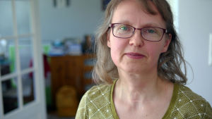 Satirexperten Sari Kivistö Satirexpert och litteraturprofessor Sari Kivistö vid Tammerfors universitet i serien "Inget att skratta åt"