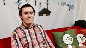 Janne Lindberg är innehållsproducent för barnprogrammen på Svenska Yle. Janne Lindberg sitter i Buu-klubbens soffa.
