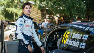 Teemu Suninen i Jyväskylä 2017. Teemu Suninen iklädd förarklädsel under en rallytävling i Jyväskylä.