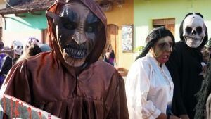 Kuslighet hör till karneval men inte till vardagslivet Utklädda människor. Varulvsmask